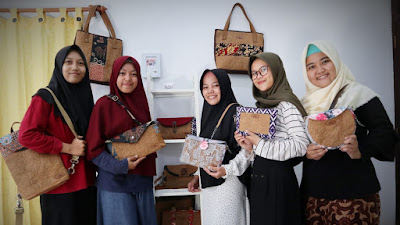 Mahasiswa UMP Kreasikan Serabut Kelapa Menjadi Tas Cantik