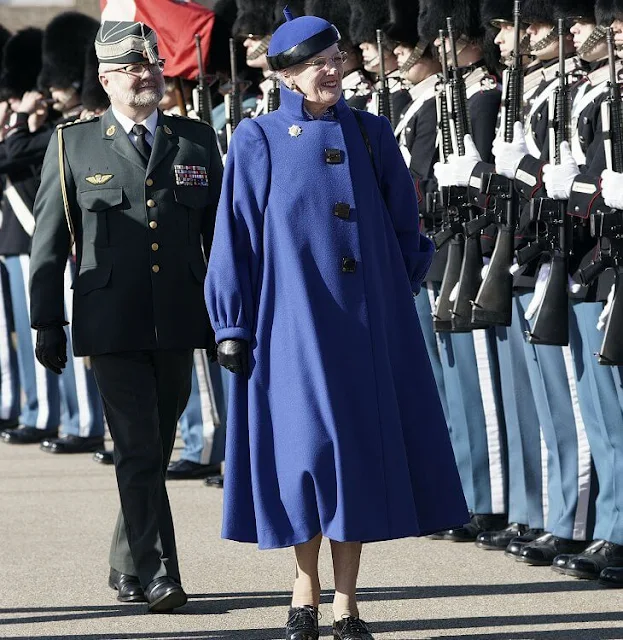 Queen Margrethe wore a blue coat and black shoes