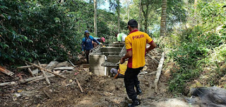 Bhabinkamtibmas Gotong Royong Rehabilitasi Sarana Air Bersih
