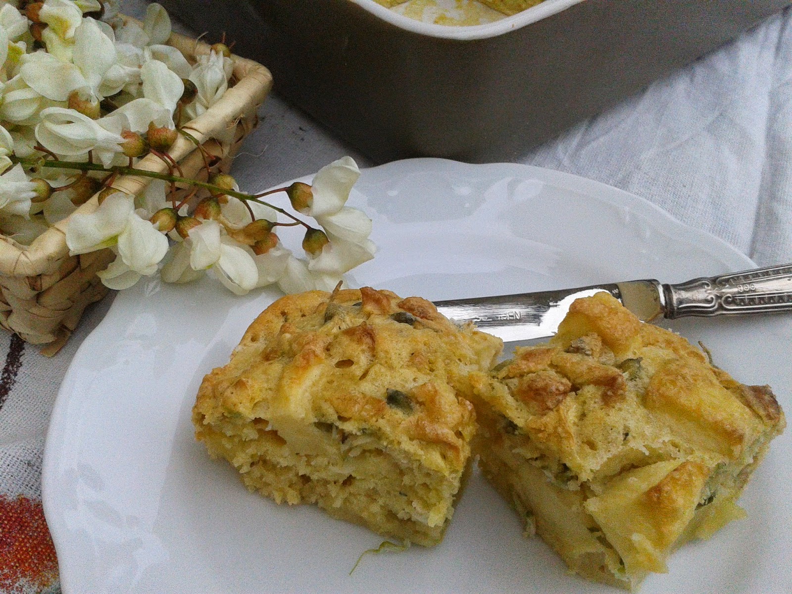 torta con fiori di acacia