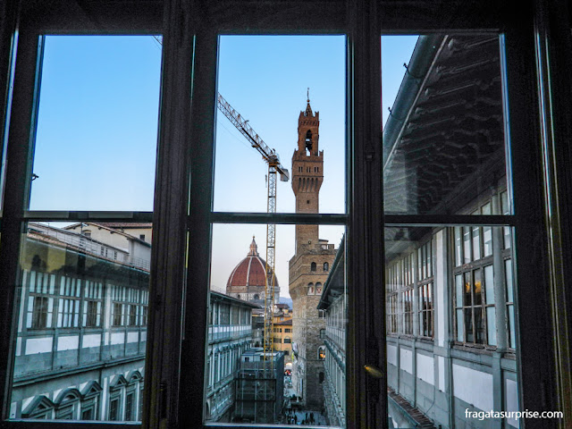 O Duomo de Florença e o Palazzo Vecchio vistos da Galleria degli Uffizi
