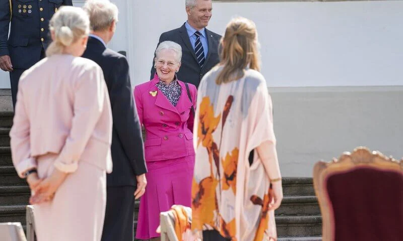 The Queen wore a pink fuchsia blazer and pink skirt at awards ceremony