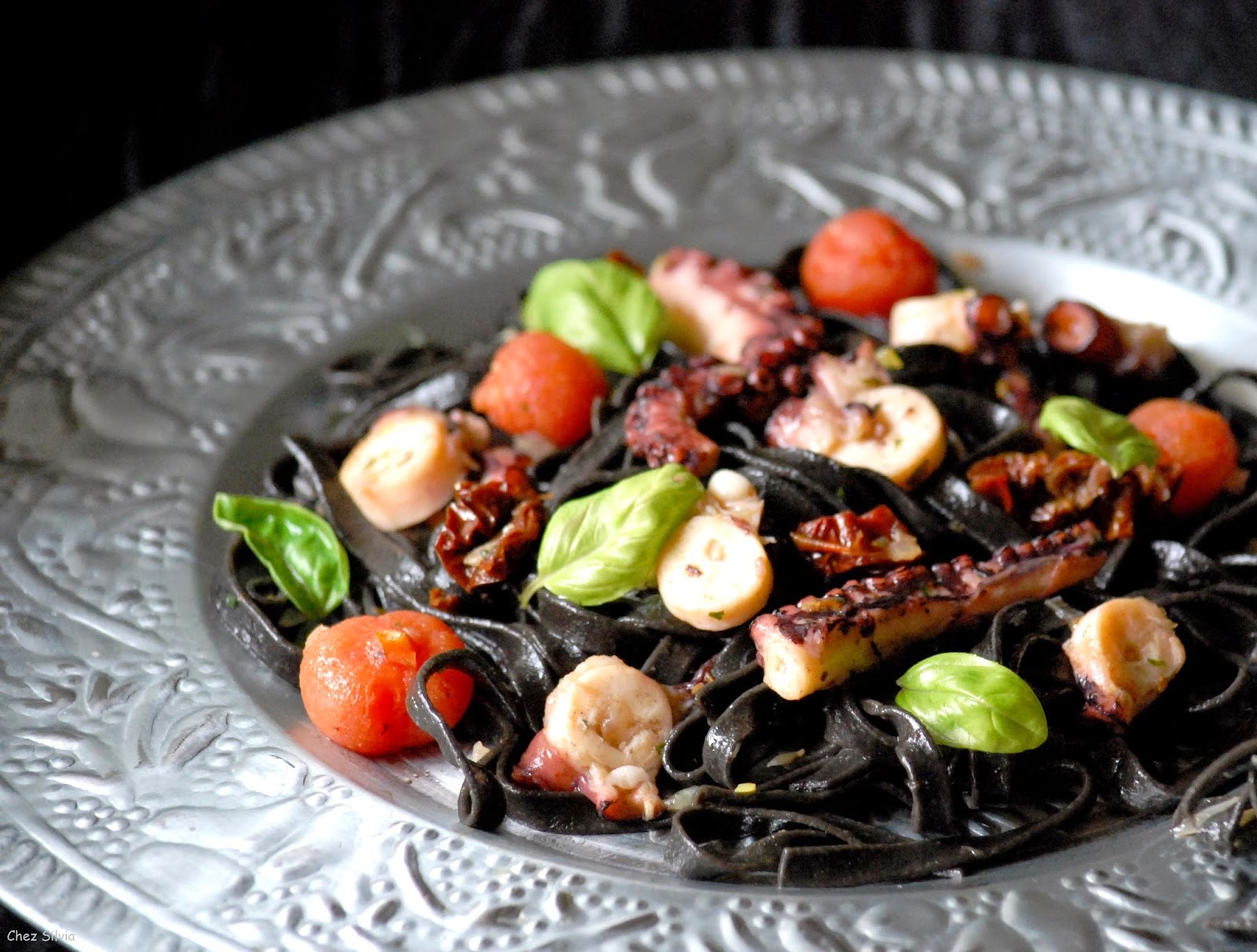 Tagliatelle de tinta de calamar con