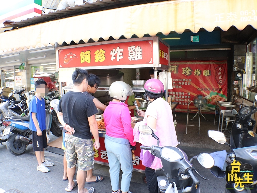台南炸雞/懶得賺錢只賣週六日/一大早就營業飄香20多年/限量供應一起鍋就秒殺/晚來只能吃屑屑/老闆忙到手都沒停過