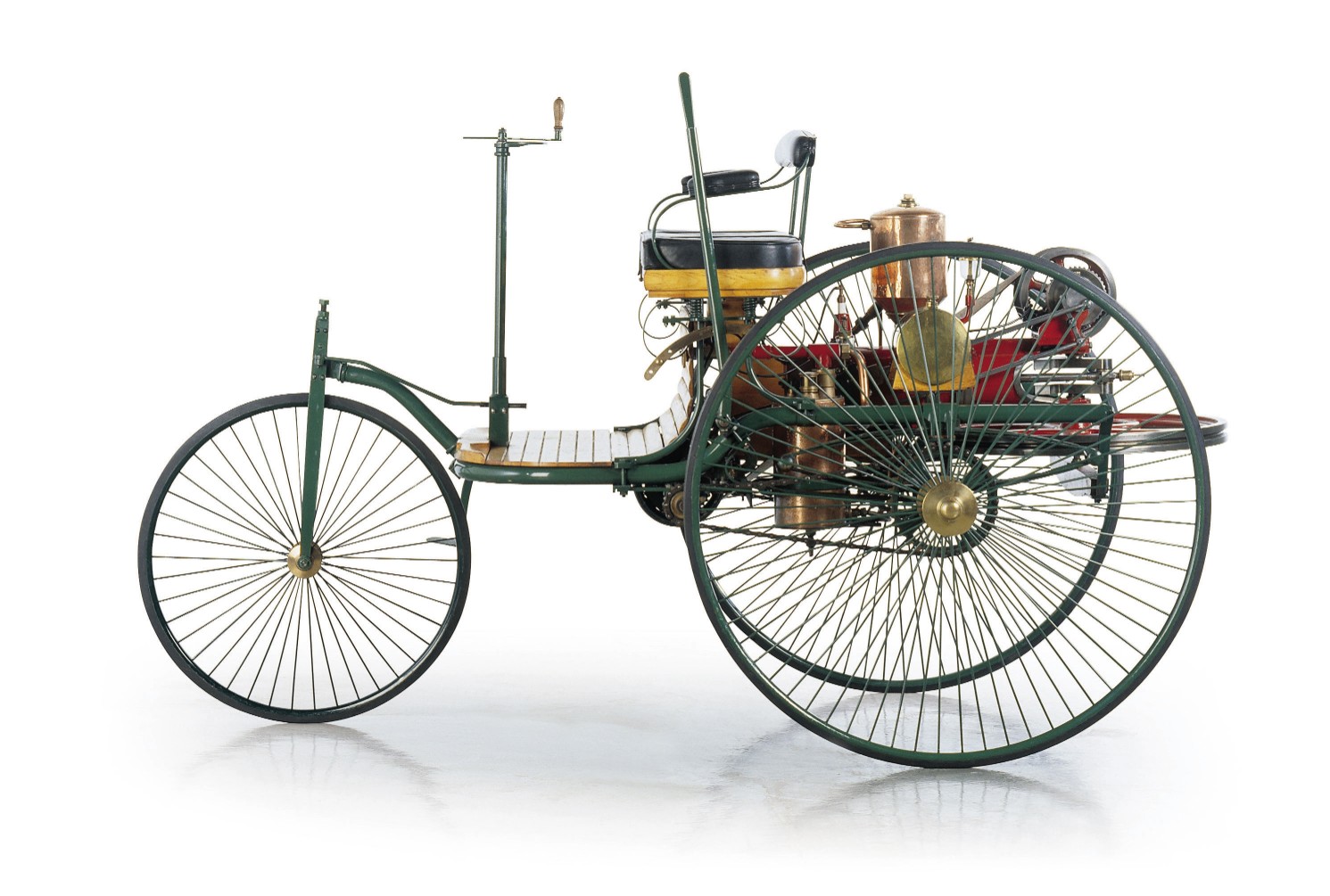 صنعت أول سيارة تعمل بالبنزين عام 1885