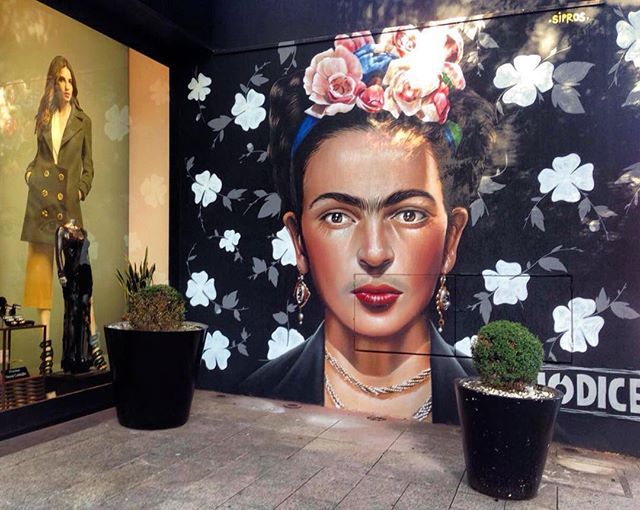 Imagem de Frida Kahlo, em grafite de Sipros Imagem de Frida Kahlo, em grafite de Sipros