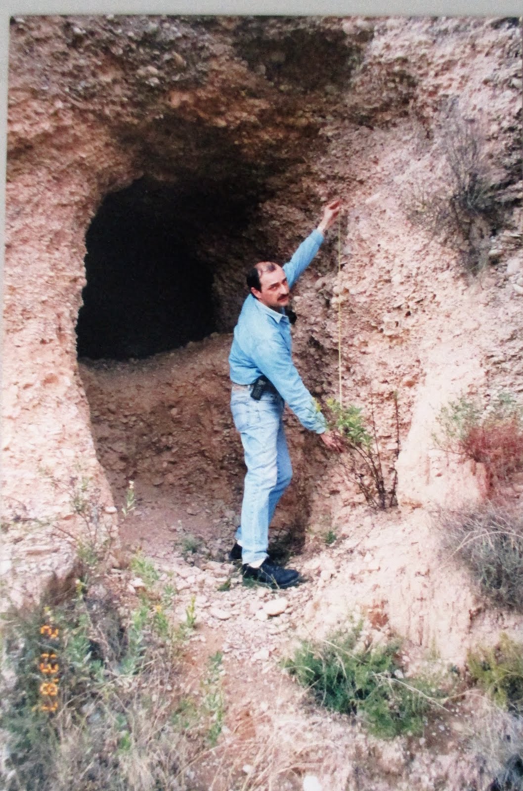 Haciendo mediciones,tramo subterraneo acueducto romano,1998