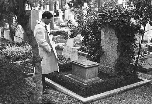 Pasolin Pasolini di fronte alla tomba di Gramsci al Cimitero Acattolico