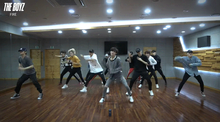 연습량 보이는 다인원 남돌의 불타오르네 커버 | 인스티즈