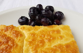 Rezept: Finnische Ofenpfannkuchen mit Blaubeeren vom Blech. Diese Pfannkuchen kommen ohne Zucker aus, unsere Kinder essen sie total gerne.