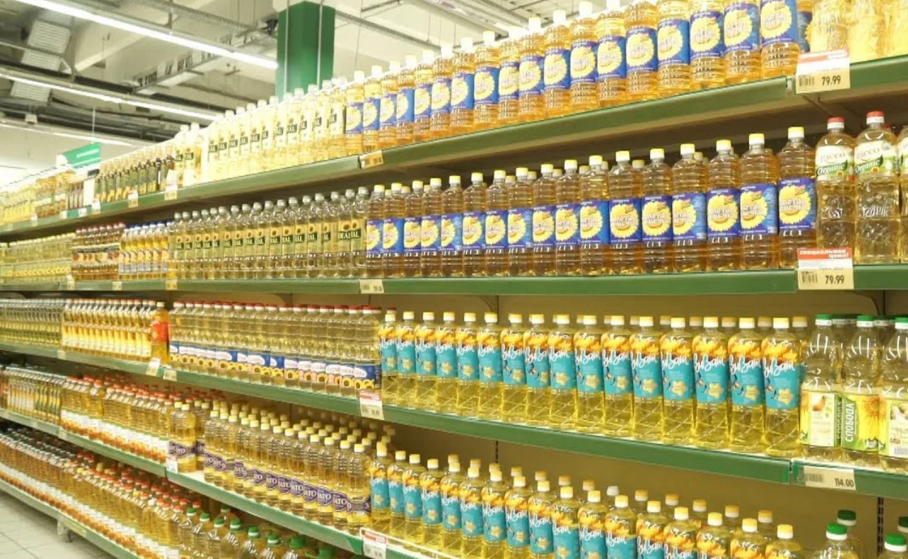 Продажи растительного масла. Выкладка растительного масла. Растительное масло в магазине. Выкладка подсолнечного масла. Подсолнечное масло в магазине.
