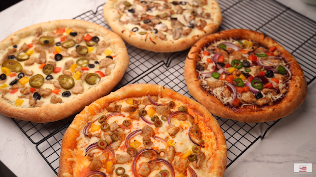 بيتزا بأشهر ٤ صوصات تقدم في المطاعم