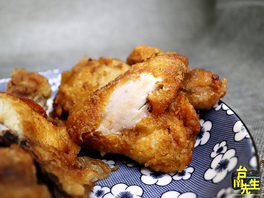 台南炸雞／懶得賺錢只賣週六日／一大早就營業飄香20多年／限量供應一起鍋就秒殺／晚來只能吃屑屑／老闆忙到手都沒停過