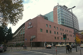 Hilton Frankfurt City mit erkennbarer ehemaliger Schwimmbadfassade