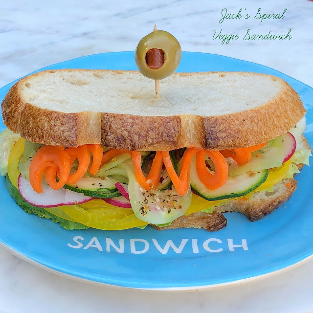 Spiralized Veggies and secret spices are the key to this amazing Vegetable Sandwich Recipe | www.jacolynmurphy.com