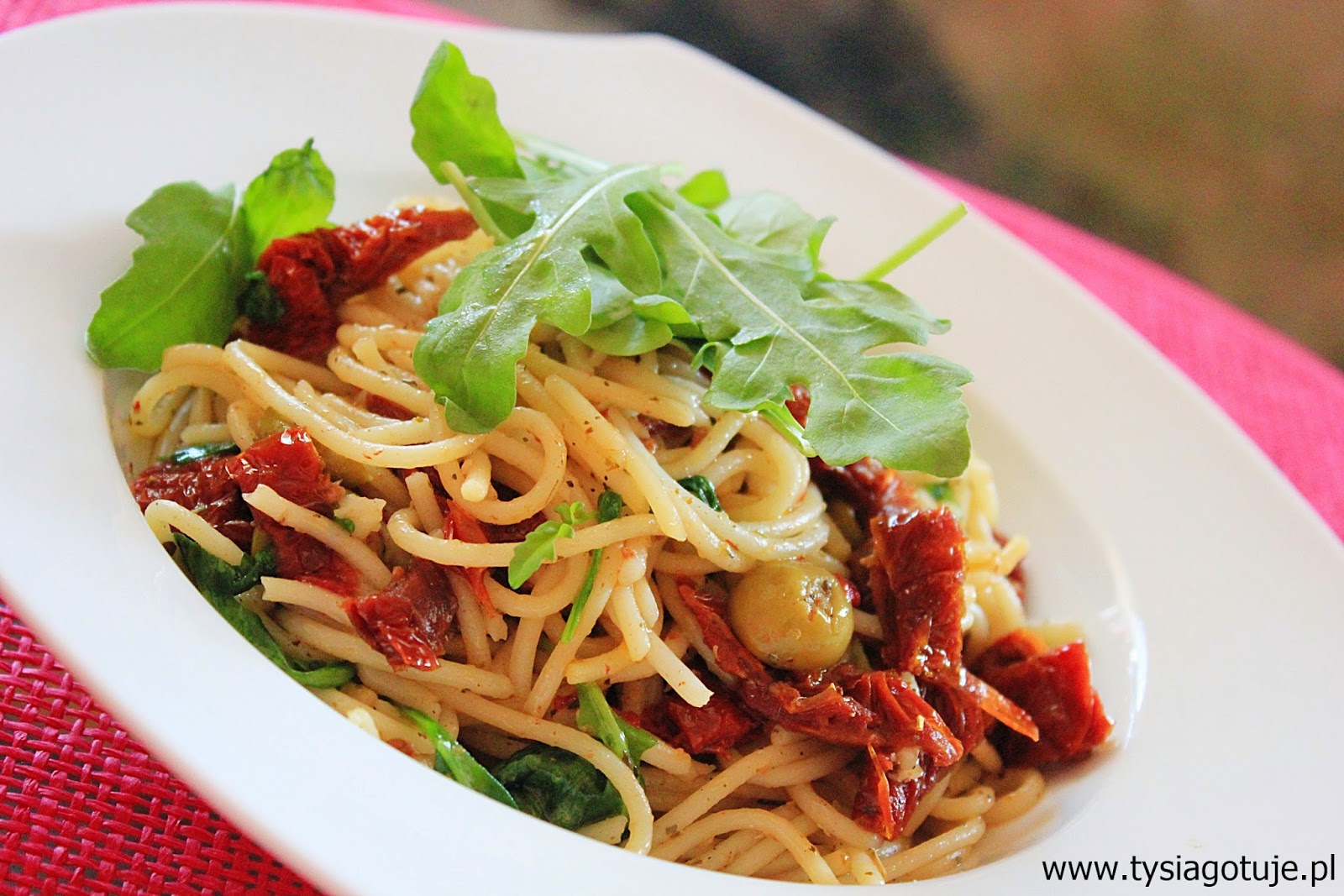 Spaghetti z oliwkami, rukolą i suszonymi pomidorami Tysia Gotuje blog