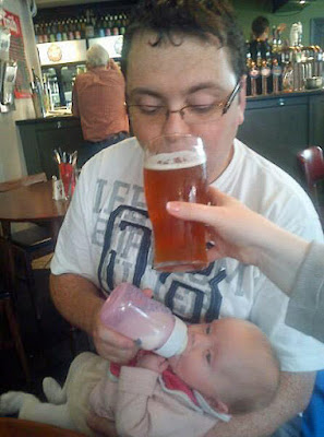 Familienfotos lustig - Papa, Baby, Bier und Milch witzig