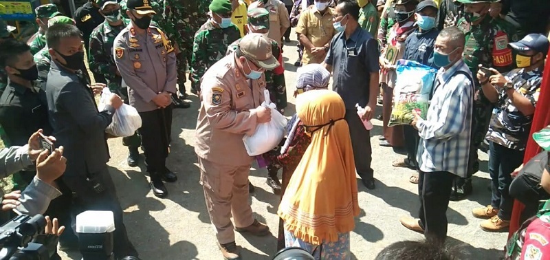 Kabupaten Sukabumi TA.2020,1000 Paket Sembako dibagikan kepada Orang tidak Mampu