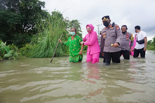 "Banjir Bukan Halangan, Kapolres Didampingi Ketua Cabang Bhayangkari Bersama PJU, Salurkan Bantuan"