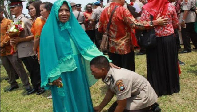 Kisah Viral Anak Pemulung Berhasil Menjadi Polisi, Cium Kaki Ibu, Modal Rp 300.000 dari Hasil Mulung Bareng Ibunya