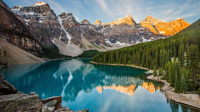alt="moraine lake,Canada,travelling,beautiful lake,amazing lake,travel to moraine lake,lake travel guide"