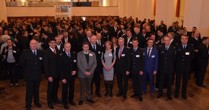 Frau Tschi Tschi Spiel Spass Unterhaltung Am Silvester Abend