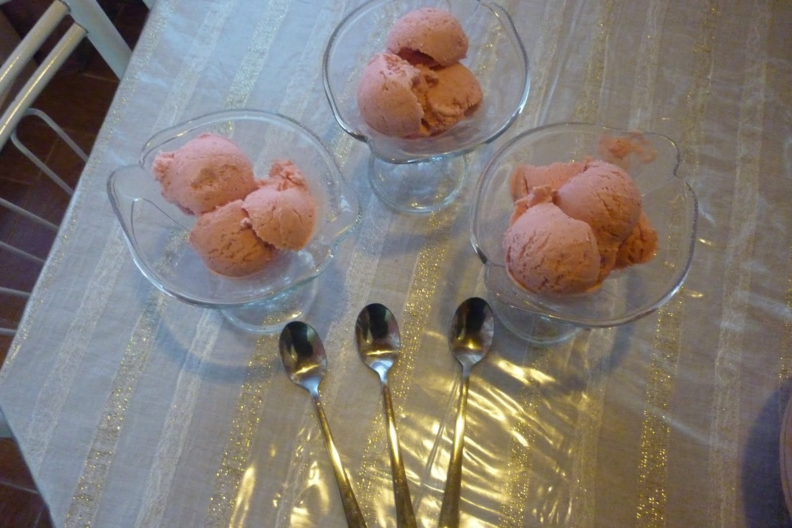 EV YAPIMI ÇİLEKLİ DONDURMA Bomba Yemek Tarifleri