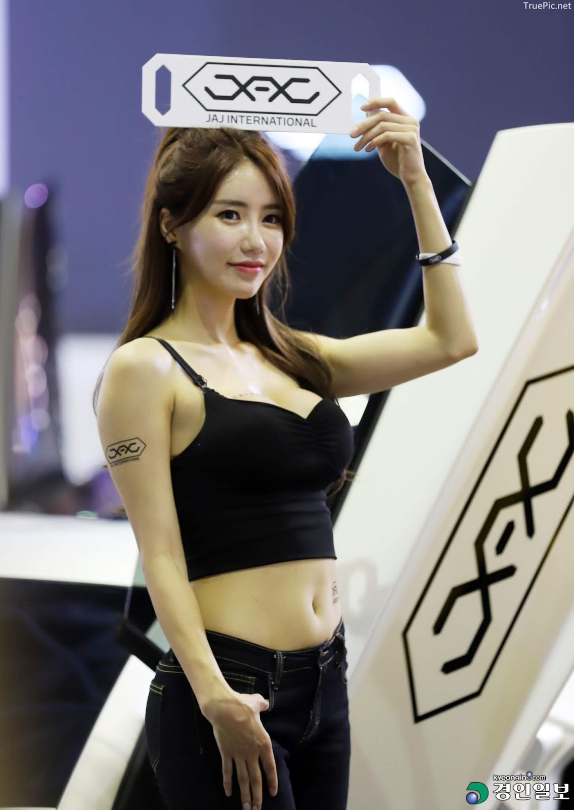 Korean Racing Model - Im Sola - Seoul Auto Salon 2019 - Picture 2