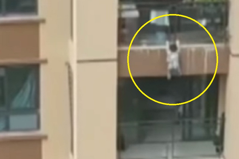 Menino de 3 anos cai de 6º andar de prédio e é salvo por lençol; veja o vídeo Menino de 3 anos cai de 6º andar de prédio e é salvo por lençol; veja o vídeo