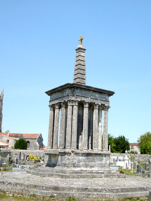 Hosanna cross, Moeze, Charente-Maritime, France. Photo by Loire Valley Time Travel.