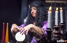 Czarownica przeprowadzająca rytuał ochronny