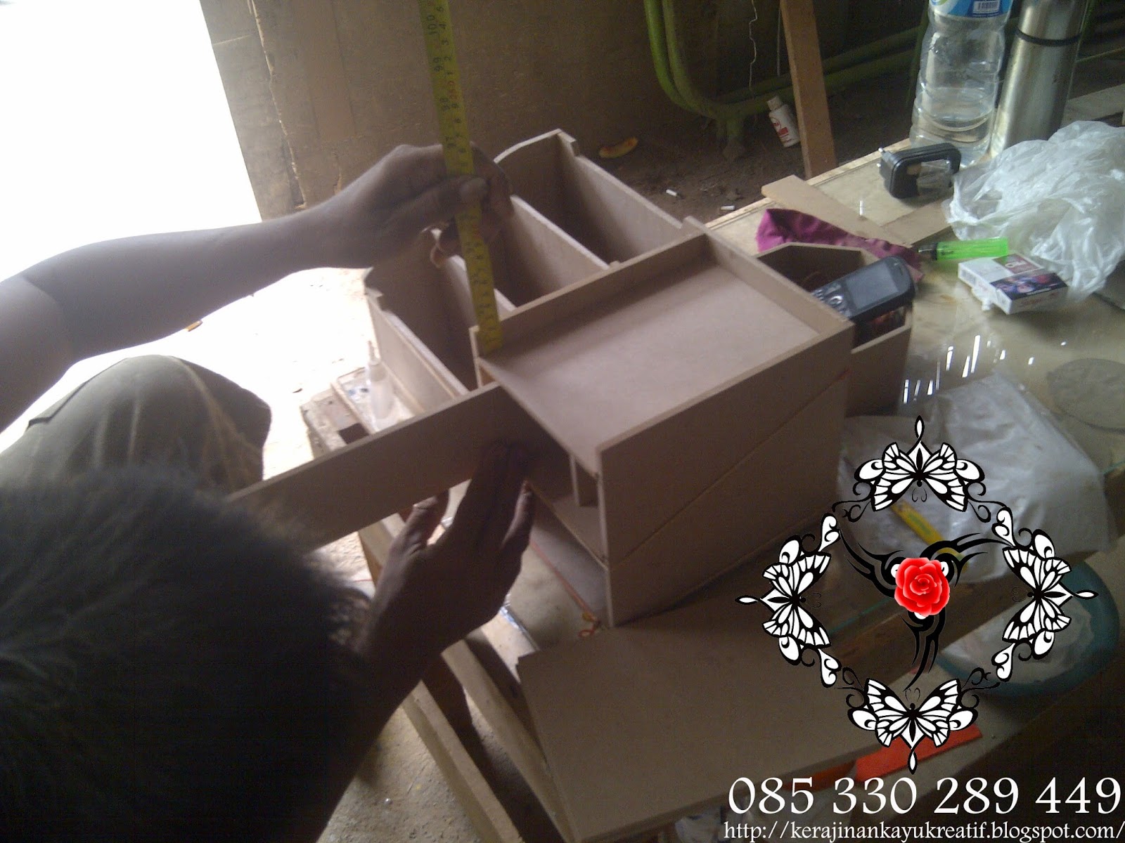 Kerajinan Souvenir Dari Kayu Limbah Membuat Pesanan Distributor