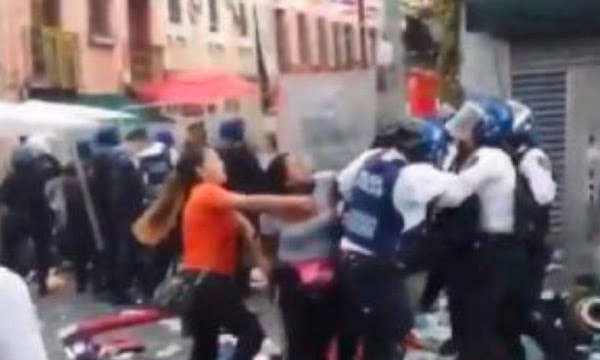 Vendedoras se enfrentan a policías en el Barrio Chino (Video)