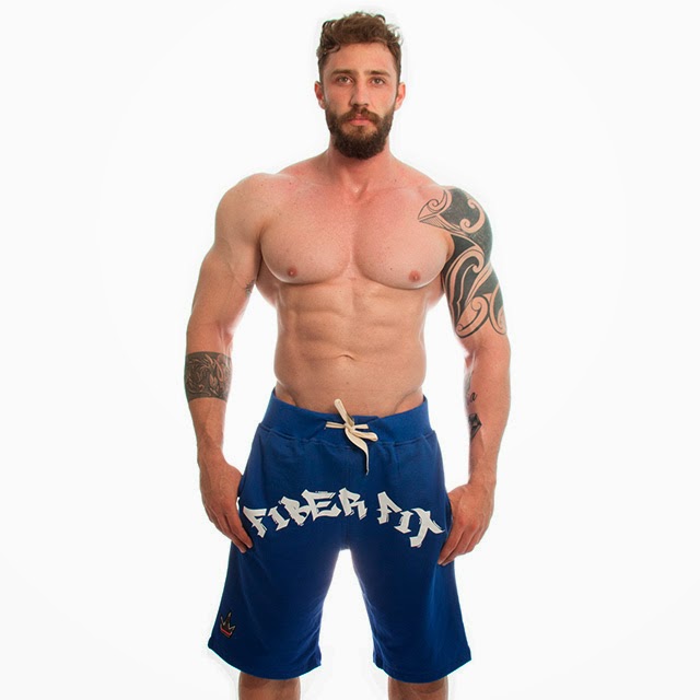 Rafael Mazzali posa de bermuda para campanha de marca de moda bodybuilder