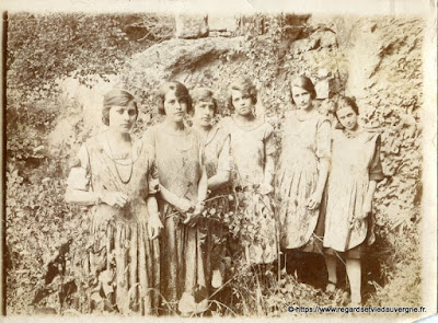 Photo ancienne noir et blanc, familles à la campagne. Photo ancienne noir et blanc, familles à la campagne.