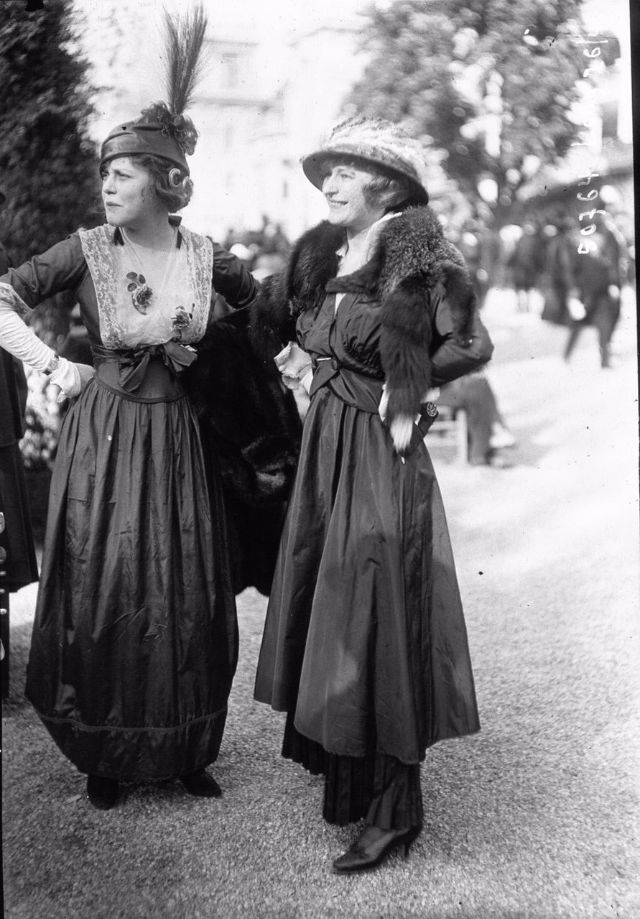 60 Amazing Photographs Capture Beautiful Women’s Fashion at the