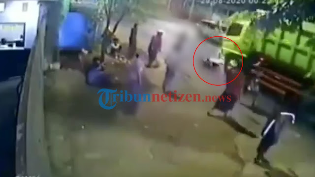 Video Detik-Detik Remaja Halangi Truk Terlindas Di Bantar Gebang Video Detik-Detik Remaja Halangi Truk Terlindas Di Bantar Gebang