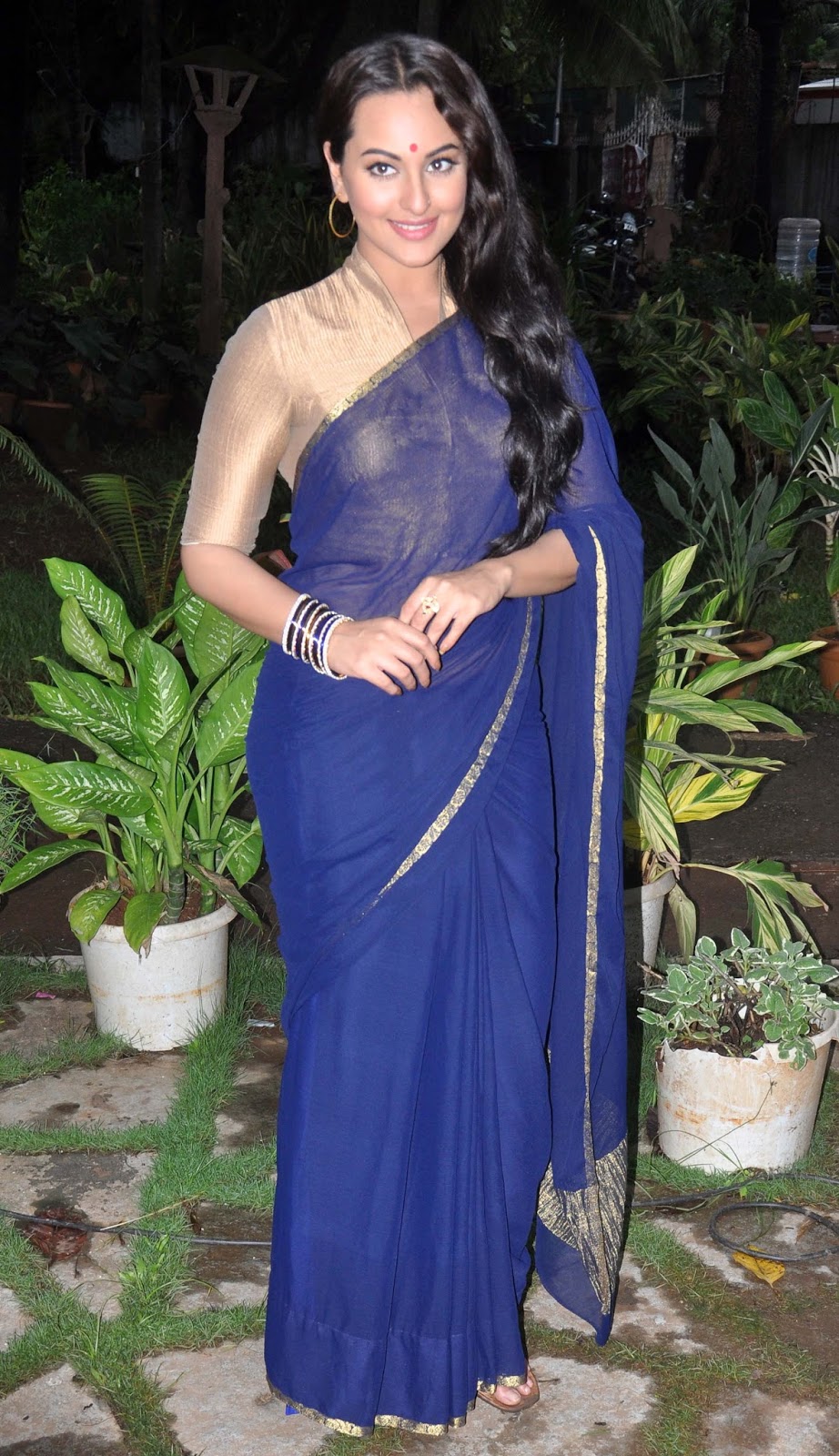 Actress Sonakshi Sinha Long Hair Hip Navel Stills In Blue Saree