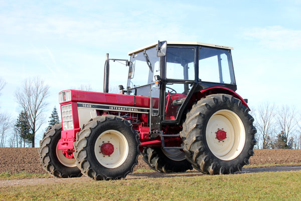 Classic Tractor Pictures and Videos: IHC 1046 tractor
