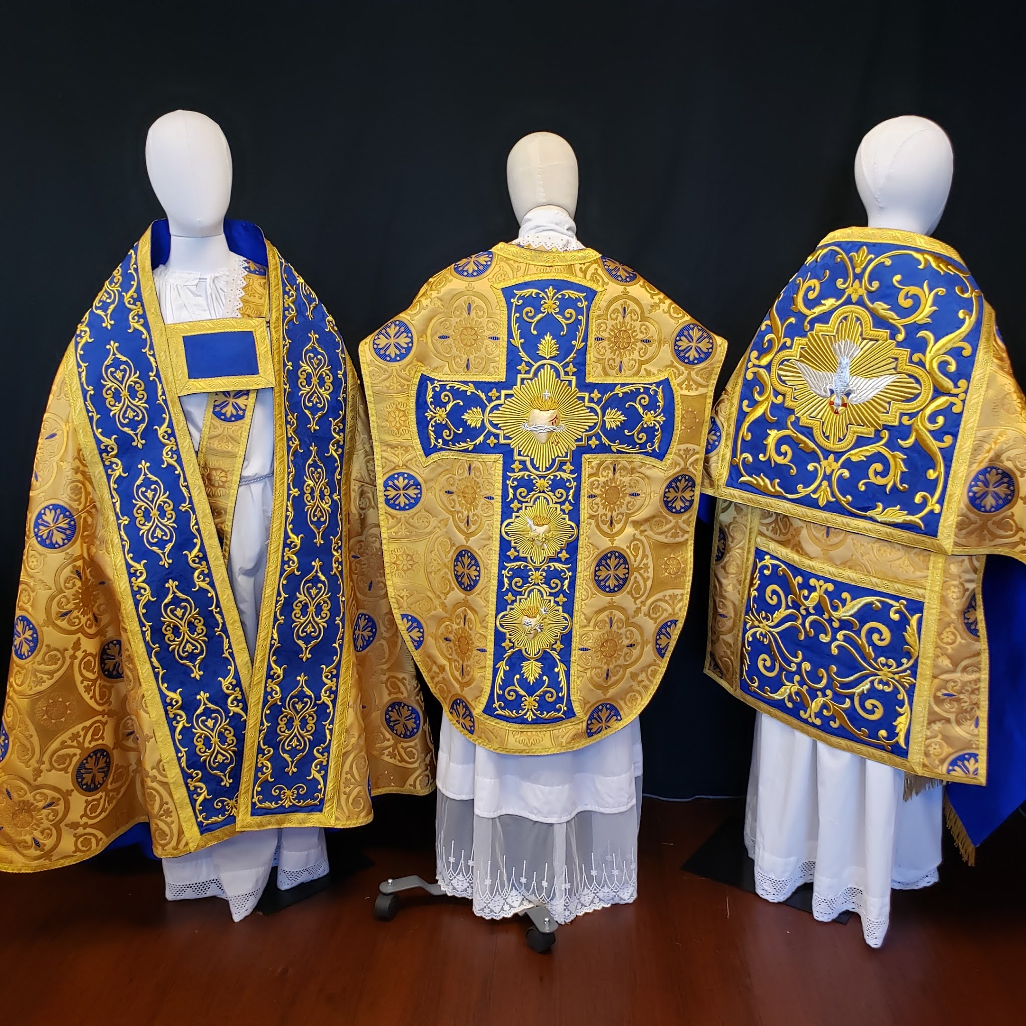Свастика на одежде священников