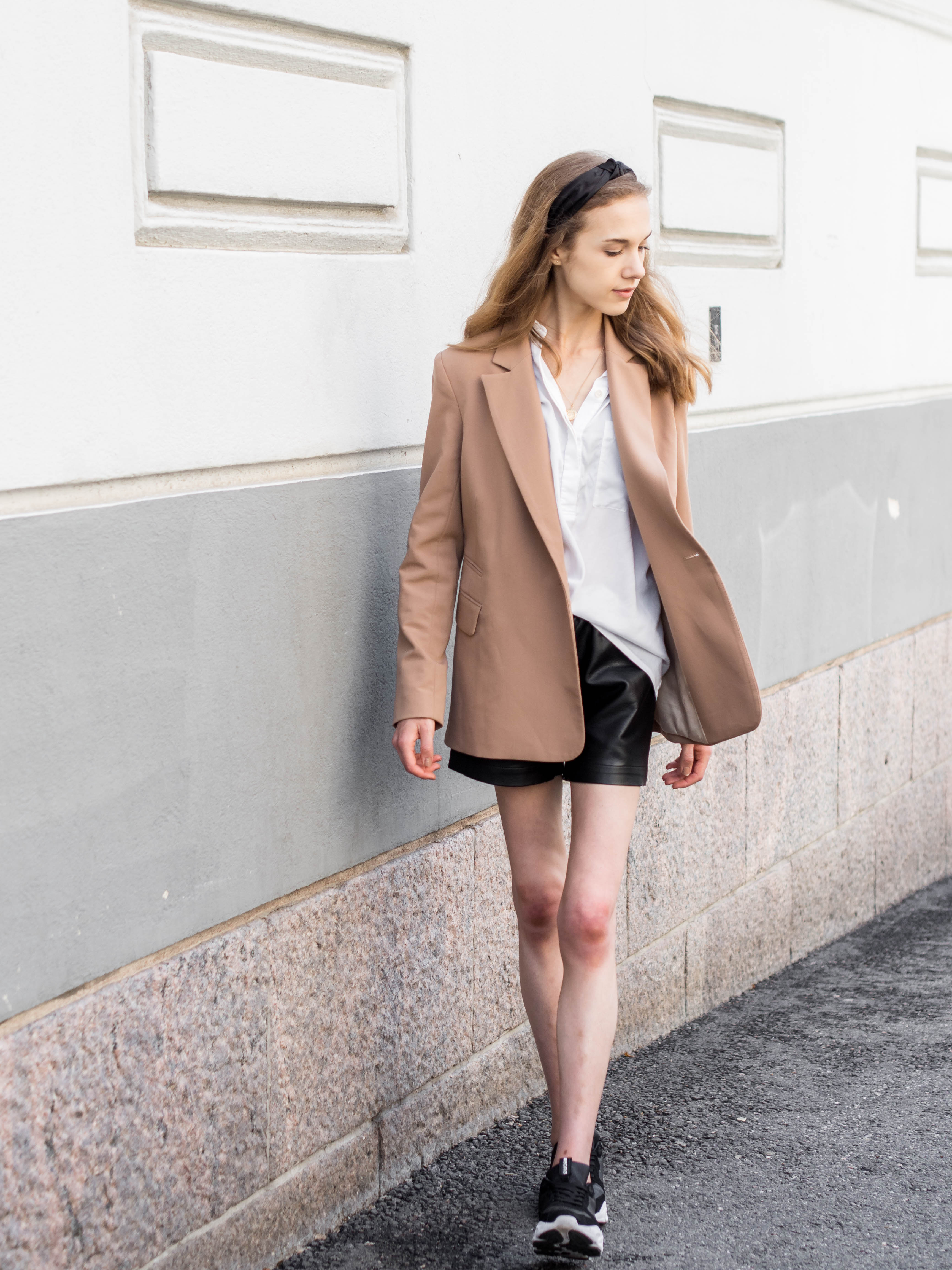 Casual fashion blogger outfit with blazer and faux leather shorts - Rento asu, muotibloggaaja, kamelibleiseri, tekonahkashortsit