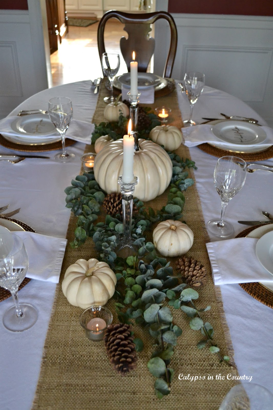 Table Setting for Thanksgiving. Dried Hydrangea Flowers in a Vase, a Small  Pumpkin on a Plate Stock Photo by LeylaCamomile