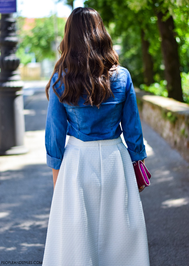 how to wear white midi skirt, denim shirt, court pumps. Street style work look Dasha Vukobratović