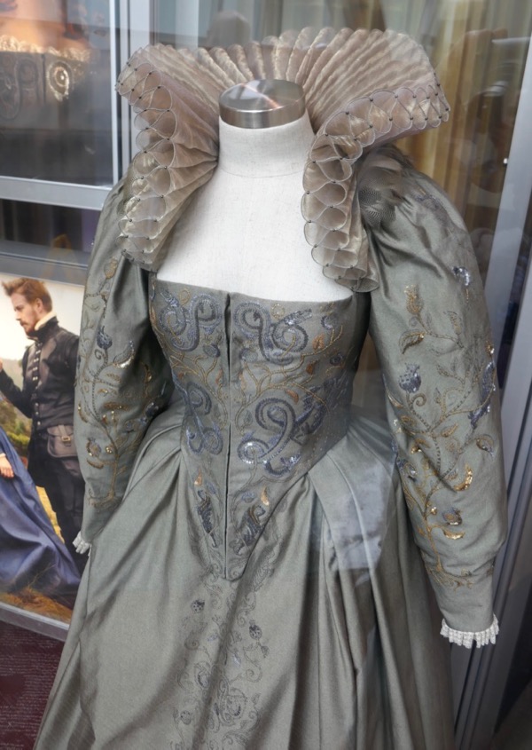 Hollywood Movie Costumes and Props: Margot Robbie and Saoirse Ronan ...