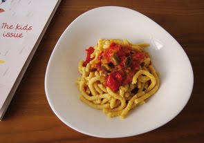 Passatelli allo zafferano in salsa di peperoni, melanzane e olive