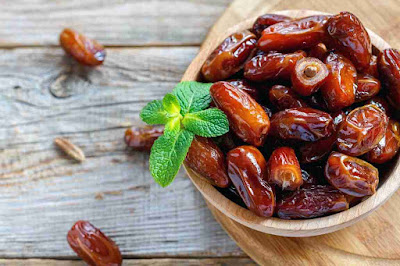 buah kurma untuk buka puasa sahur 10 Manfaat Makan Kurma Bagi Kesehatan Tubuh Saat Berbuka Puasa & Sahur