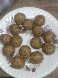 place-prepared-meatballs-on-plate