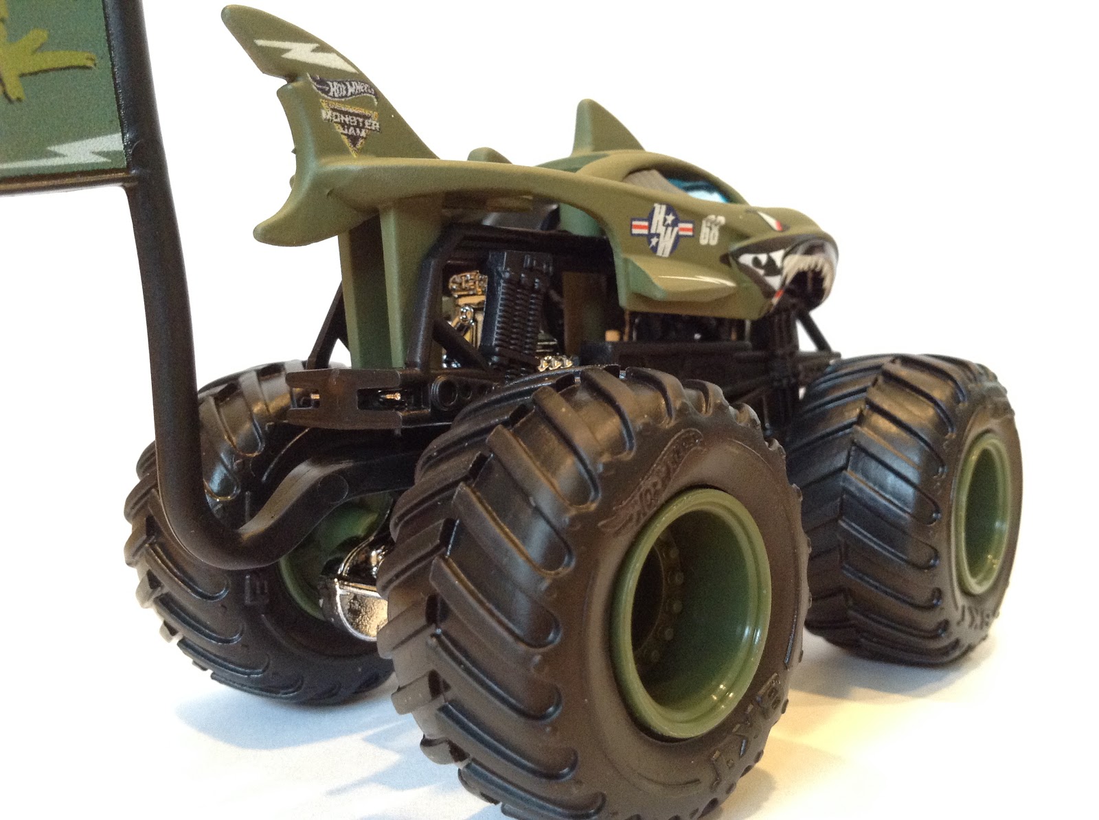 JULIAN'S HOT WHEELS BLOG: Shark Shock Monster Jam Truck (2017 Creatures)