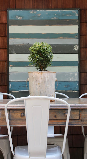 Rustic farmhouse outdoor dining. Cozy cottage style with black and white in a lake house byy Sweet Savannah. Modern farmhouse meets coastal cottage style! #cottagestyle #modernfarmhouse #interiordesign #rusticdecor #coastalcottage