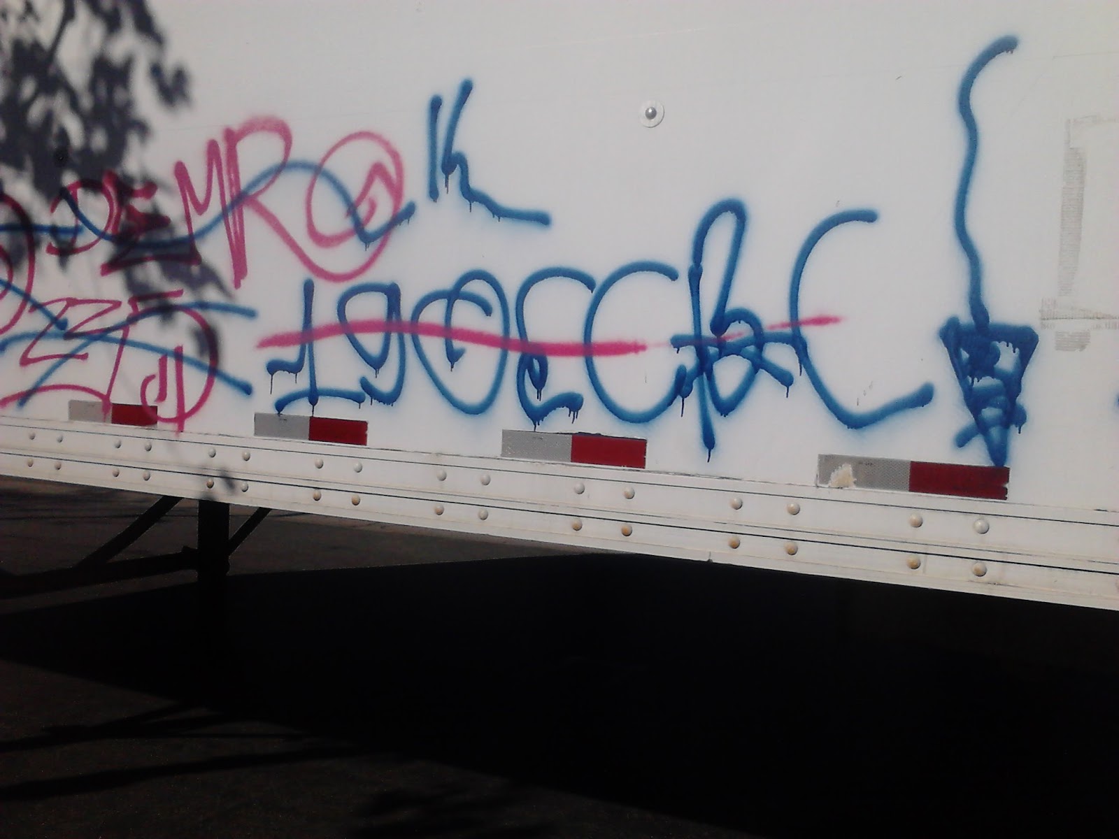 crip gangs graffiti: East coast crip ( 190 block )
